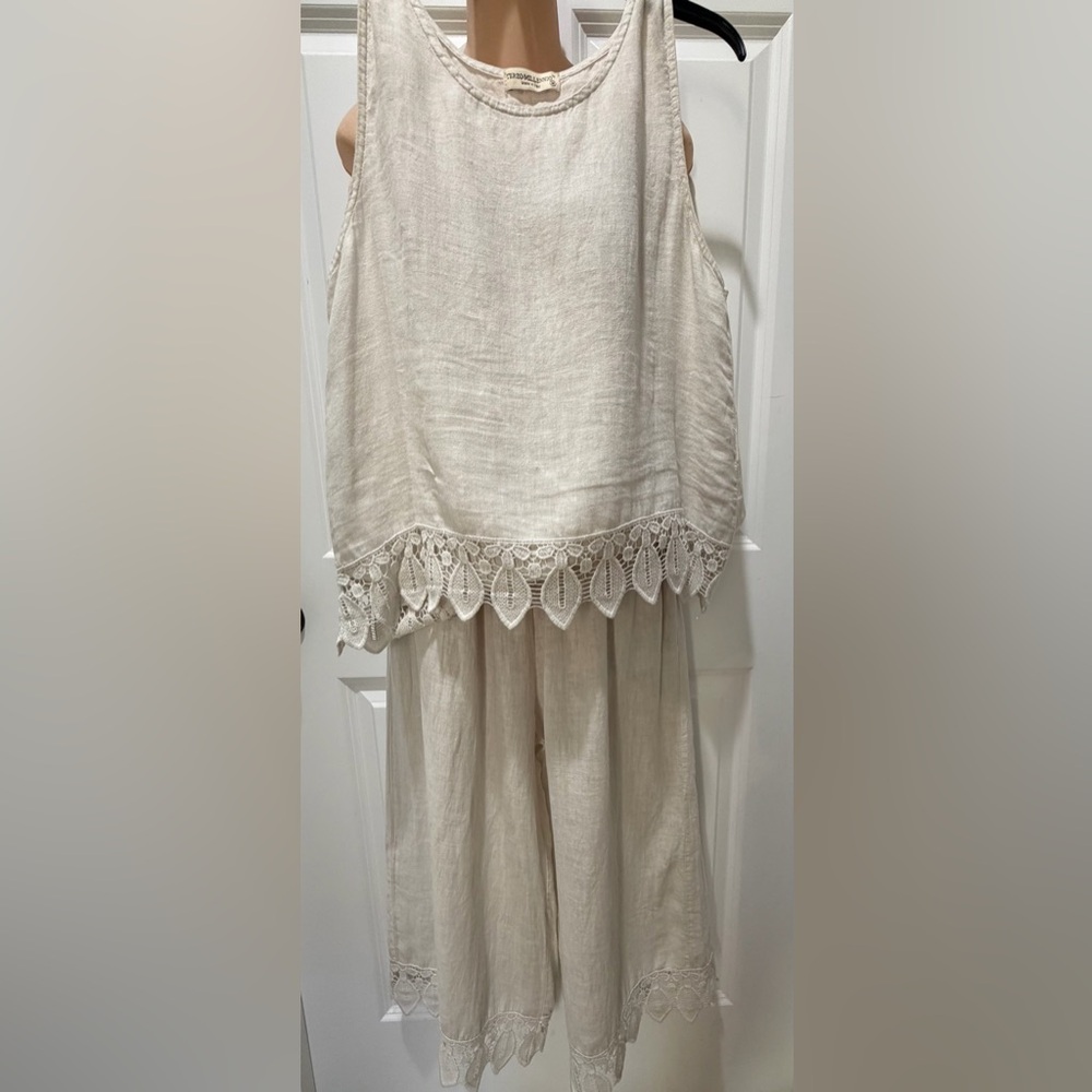Sleeveless Cream Crochet-Hem Linen Blend Tank Top and capri pants Italian lace m